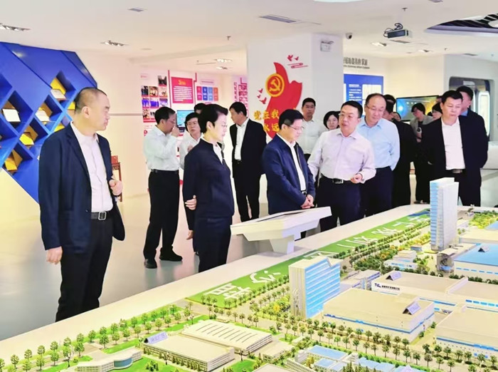 2024年10月17日，国家药品监督管理局副局长雷平同志、山东省副省长王桂英、山东省药品监督管理局局长李涛一行，在青岛市相关部门领导陪同下莅临玛雅吧药业调研指导。